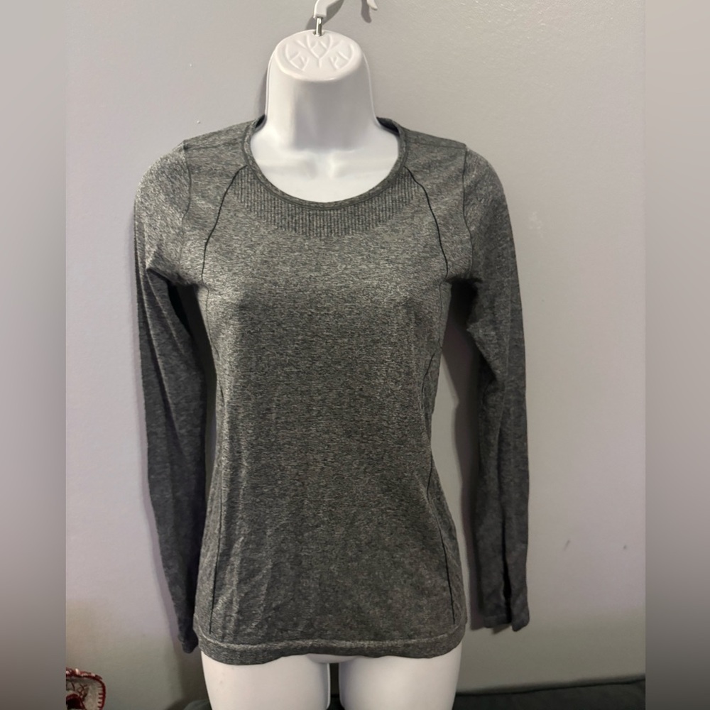 Nike Women’s Running Dry-fit Running 🏃‍♀️ Gray Top size Small